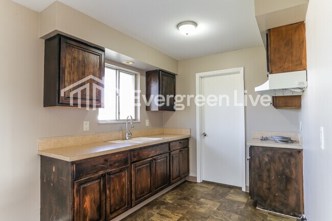 Building Photo - 868 Liverpool Pl