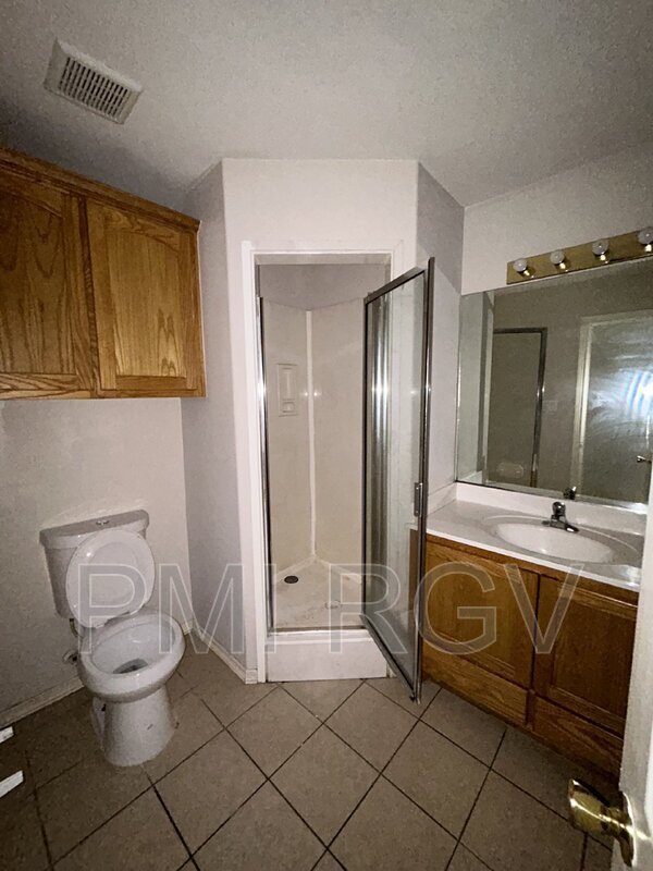 Building Photo - 901 E Daffodil Ave