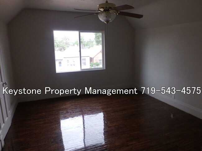 Building Photo - $775 – Charming Victorian 1 Bed Apartment | Hardwood Floors + W/D