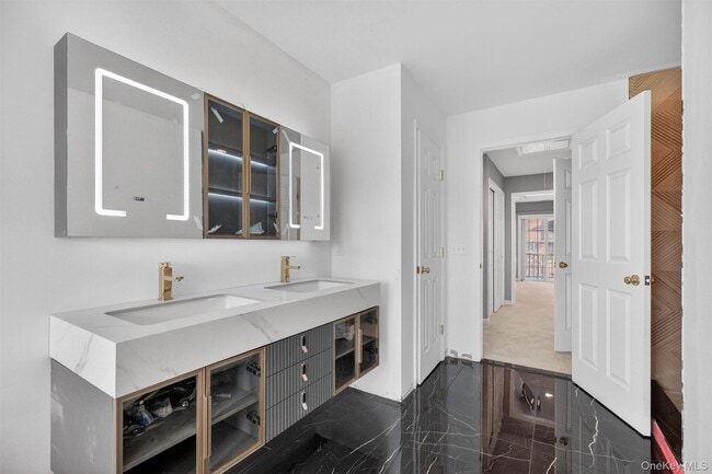 Building Photo - 5 Clearwater Ct