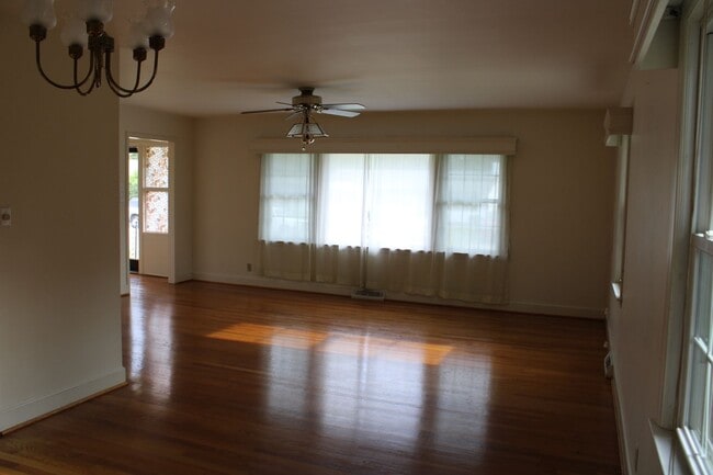 Building Photo - 1705 Hillcrest Dr W