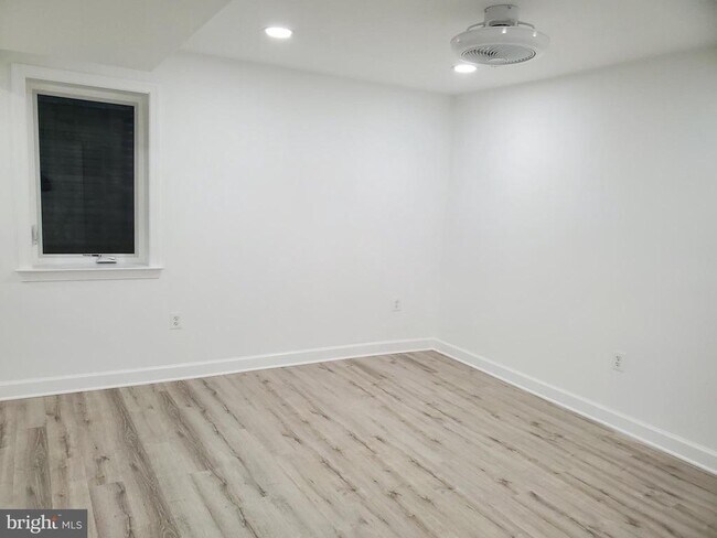 Building Photo - 212 N Van Buren St