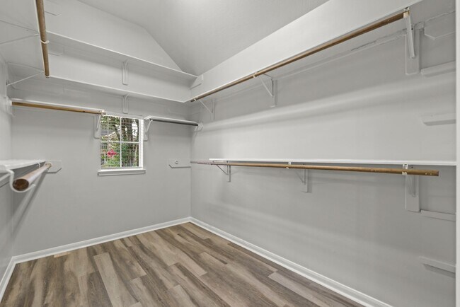 Building Photo - Gorgeous 4 bed/3.5 bath two story home!