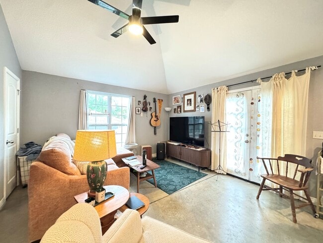 Building Photo - New 2 bedroom duplex, 2 car garage, quiet neighborhood, all appliances