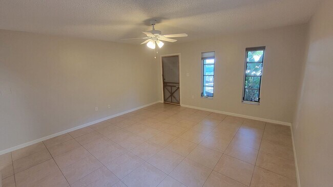 Building Photo - 2/1 w/ Garage in Seminole - Duplex
