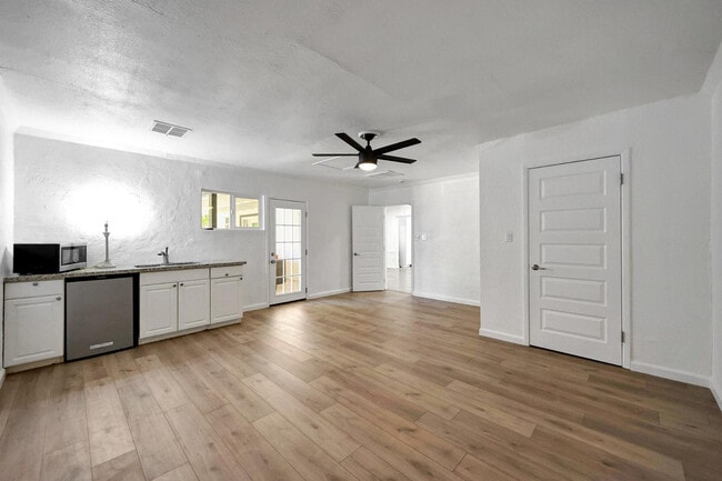 Building Photo - 224 W Glenrosa Ave