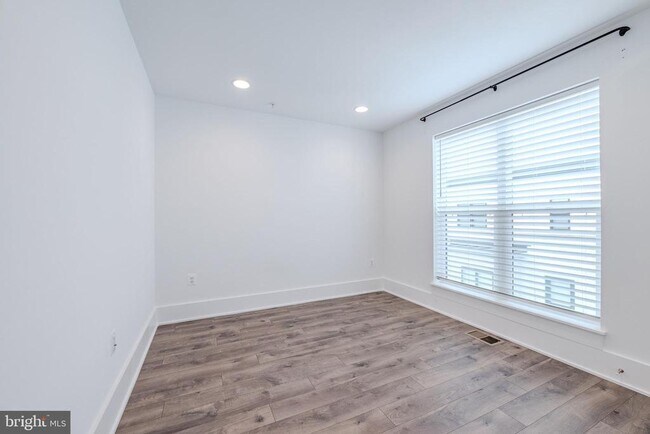 Building Photo - 11382 Emerald Park Rd