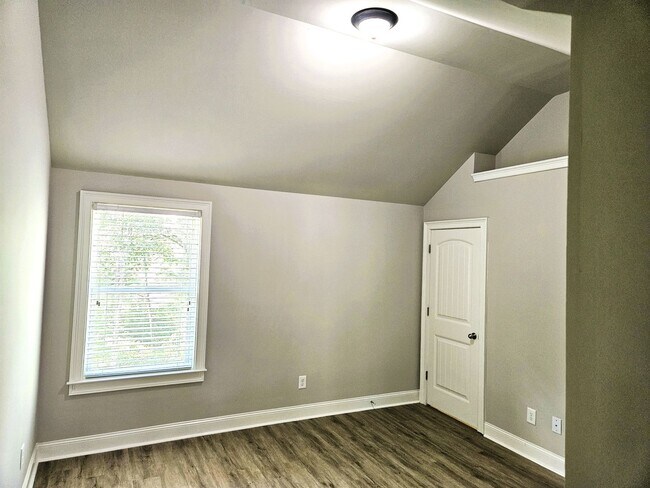 Building Photo - 5 Bedroom / 4 Bath Single Family Home