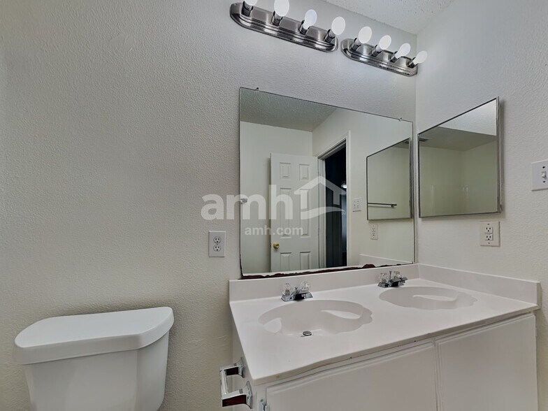 Building Photo - 4301 Meadowknoll Dr