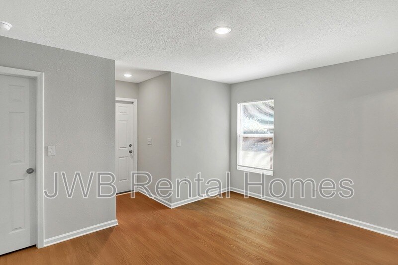 Building Photo - 1731 W 9th St