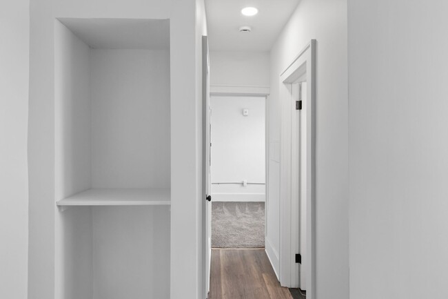 Building Photo - 1 Bedroom 1 Bath Unit Available