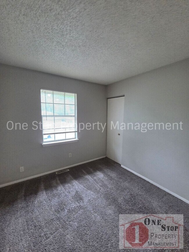 Building Photo - Renovated 3-bedroom, 2-bathroom home in Lee's Summit!