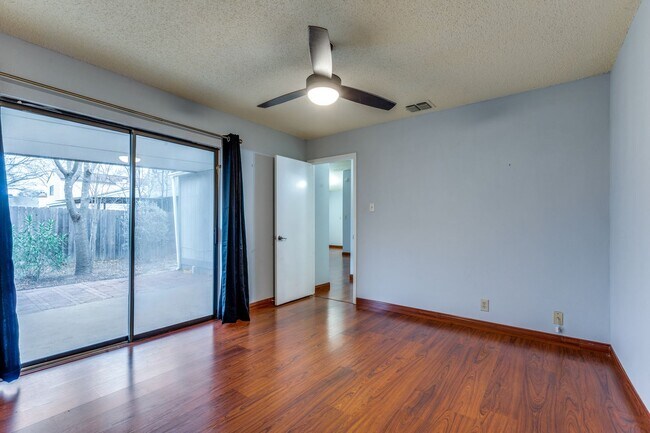 Building Photo - 2-BEDROOM HOME IN HIDDEN MEADOW