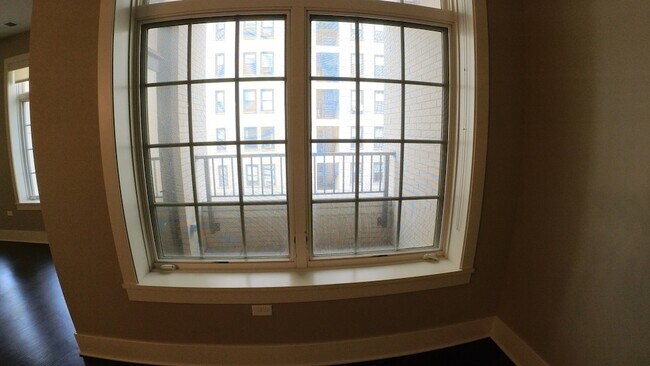 Building Photo - 2050 N Clark St