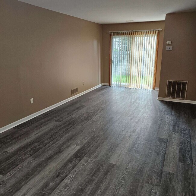 Building Photo - 2 Bedroom Lower Condo w/ Private Entrance....