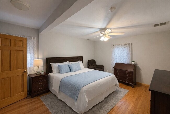 Building Photo - 50 School St