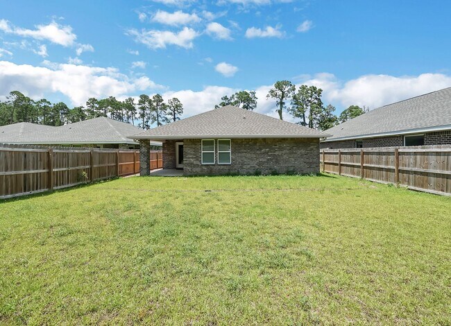 Building Photo - Stunning Rental in Navarre!