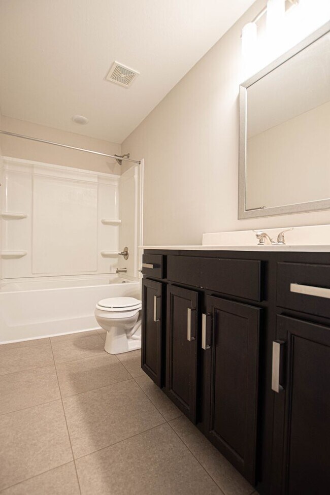 Building Photo - Pet Friendly in Eagle's Bluff!