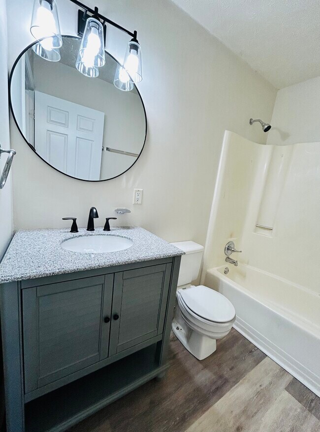 Full Bath - 508 Yorktowne Pl