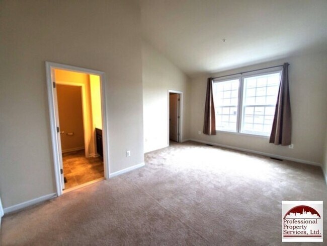 Building Photo - Beautiful Luxury Townhome Near Everything!