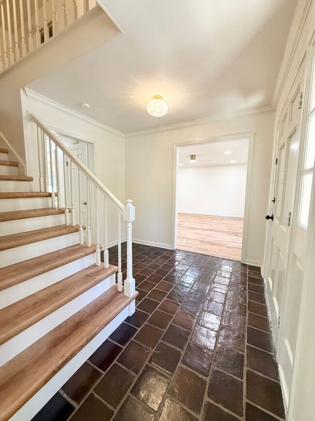 Building Photo - 130 Valley Club Cir