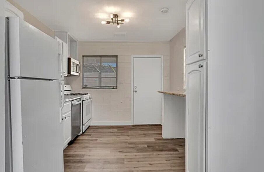 Building Photo - 2715 E Oak St