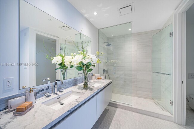 Building Photo - 700 NE 26th Terrace