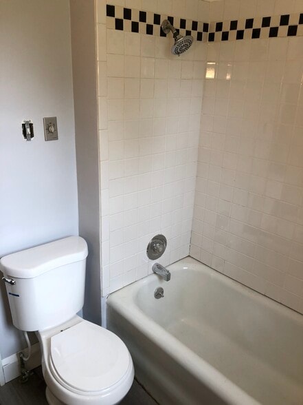 Bathroom tub/shower - 318 Kenilworth Ave