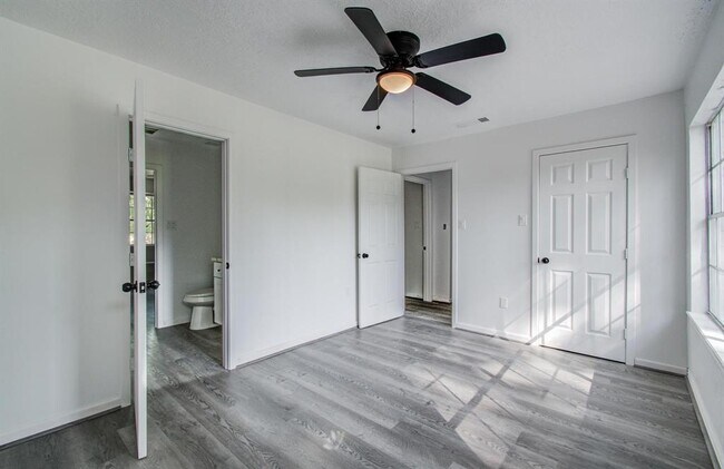 Building Photo - 808 Stone Mountain Dr