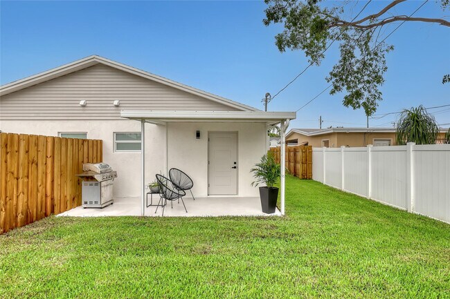 Building Photo - 414 W Mango St