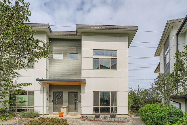 Building Photo - Modern 2-Bed, 2-Bath Townhome with Air-Conditioning in Rainier Beach