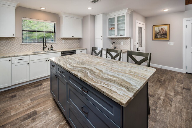 Building Photo - "Charming and Updated 3-Bed end unit townh...