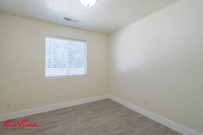 Building Photo - Small Dog Friendly! 3 Bedroom Single-Level...