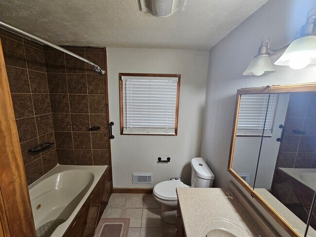 Building Photo - 621 William St