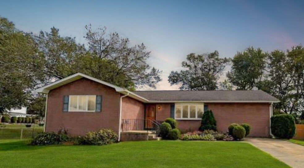 Building Photo - 24 Carl Sandburg Dr
