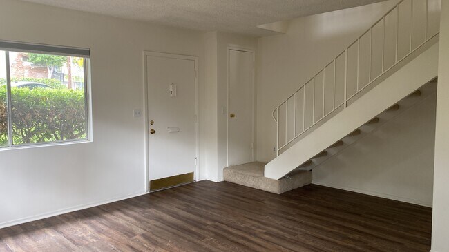 Building Photo - 770 E Mariposa St