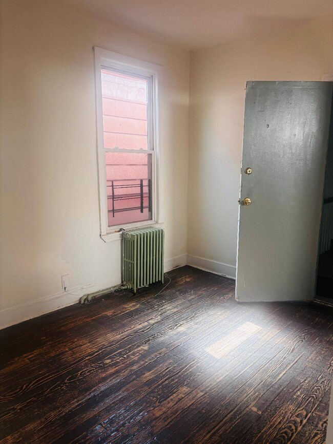 Primary Photo - 33 Clinton Ave
