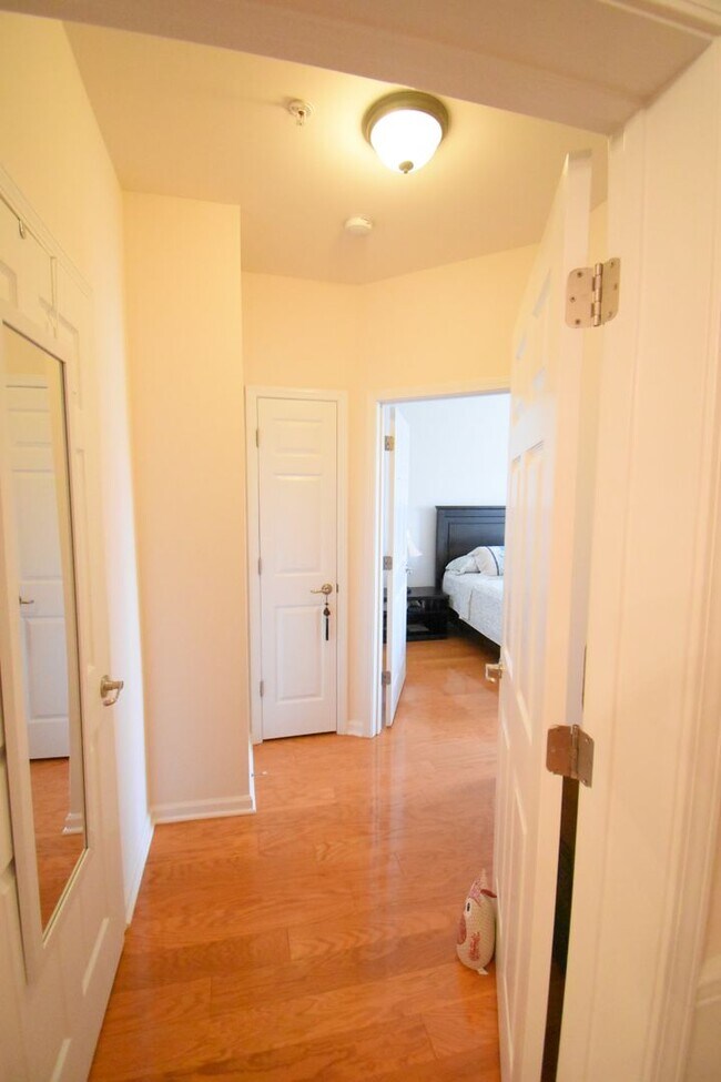 Building Photo - Beautiful 3BR 2BA Condo • Granite Kitchen • Balcony & Pool • Furnished 4th-Floor End Unit Condo i...