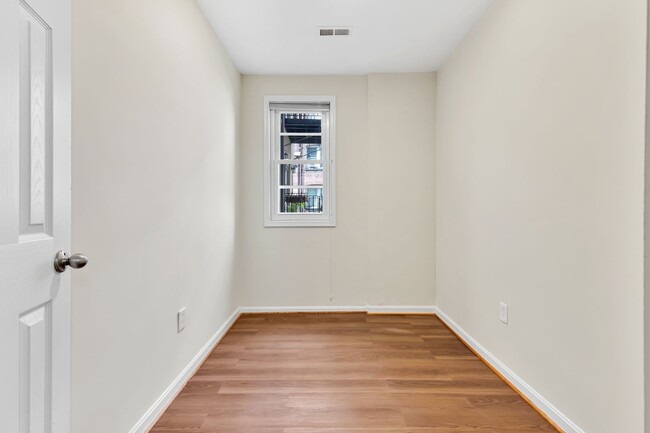 Building Photo - 4 bedroom - Great NW DC location