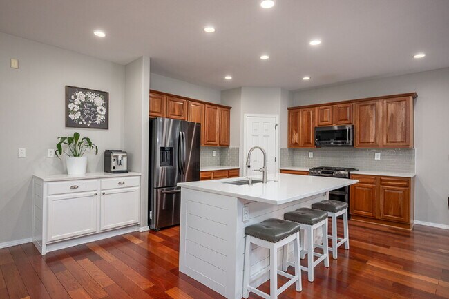 Building Photo - Spacious 4-bed Home with High Ceilings