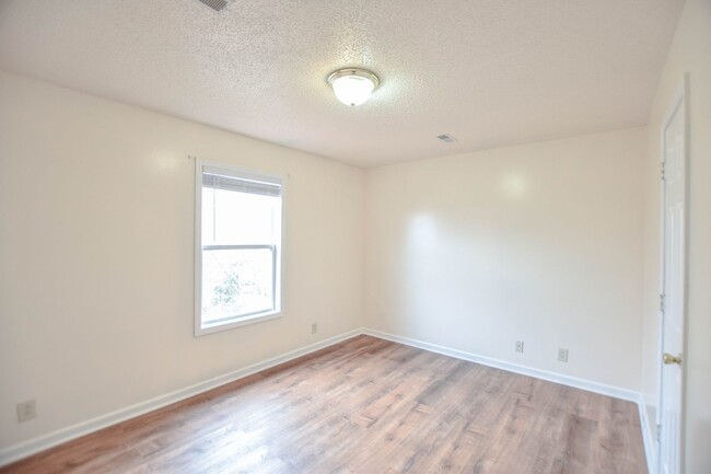 Building Photo - Pet Friendly Two Bedroom!