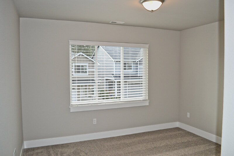 Building Photo - 6911 Lennon Ln NE