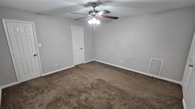 Building Photo - 5502 Chantilly Ln