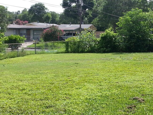 Building Photo - 420 Storeywood Dr