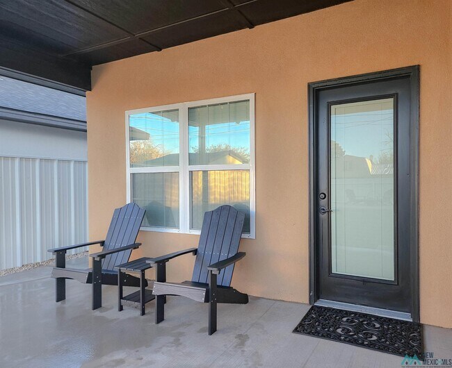 Building Photo - 510 W Dallas Ave