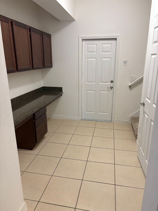 Building Photo - IMMEDIATE OCCUPANCY !!! LARGE// 5 Bedroom ...