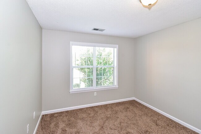 Building Photo - 401 Timber Way S