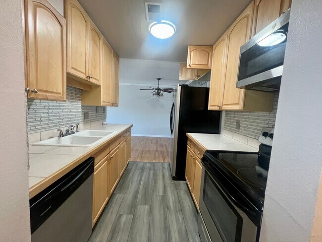 Building Photo - Spacious 2 Bed 1.5 Bath Condo in Hamden South