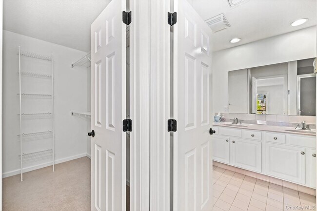 Building Photo - 750 C Heritage Hls