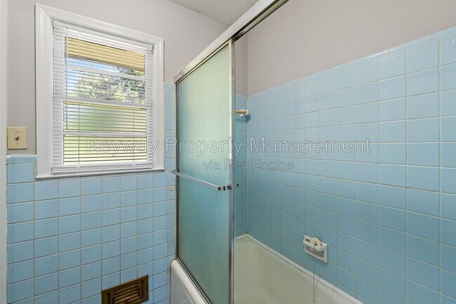 Building Photo - 2105 Eastland Dr